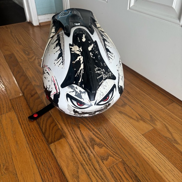 O’Neal 9 Series Motocross Helmet | White/Black Skull Splatter Graphics - Picture 4 of 7